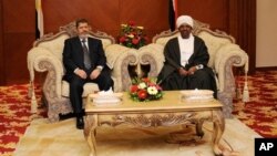 Egypt President Mohamed Morsi, left, and Sudanese President Omar al-Bashir in Khartoum, Sudan, April 5, 2013 (Egyptian gov. photo)