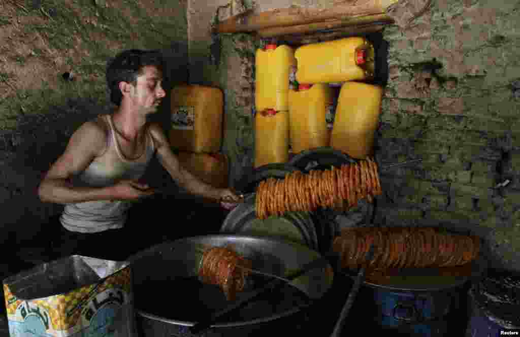 U Kabulu, jedan vjernik priprema posebne slastice koje će se jesti nakon zalaska sunca