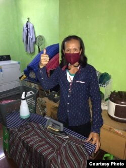 Seorang transpuan mencuci dan menyetrika pakaian di FKWI Laundry di Depok. (foto: courtesy)