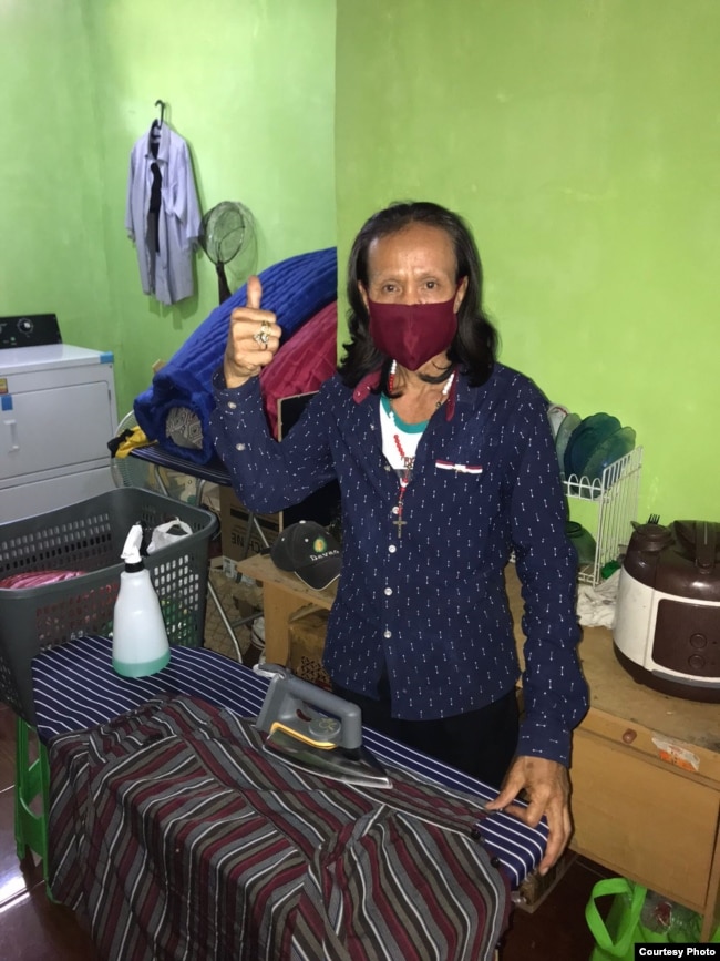 Seorang transpuan mencuci dan menyetrika pakaian di FKWI Laundry di Depok. (foto: courtesy)