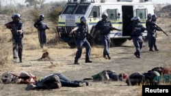 Các thợ mỏ bị cảnh sát bắn chết tại một khu mỏ ở Rustenburg, cách thủ đô Johannesburg khoảng 120 km về hướng tây bắc 