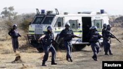 Polisi Afrika Selatan saat melakukan penembakan atas para buruh tambang yang diduga bersenjata di lokasi pertambangan Rustenburg, sekitar 100 kilometer barat laut Johannesburg (foto: dok).