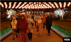 Ketua Majelis Agama Khonghucu (Makin) Bandung Fam Kiun Fat, mengenalkan agama Khonghucu dan menjawab pertanyaan dari para peserta dalam tur malam Imlek yang diselenggarakan kelompok akar rumput di Bandung. (VOA/Rio Tuasikal)