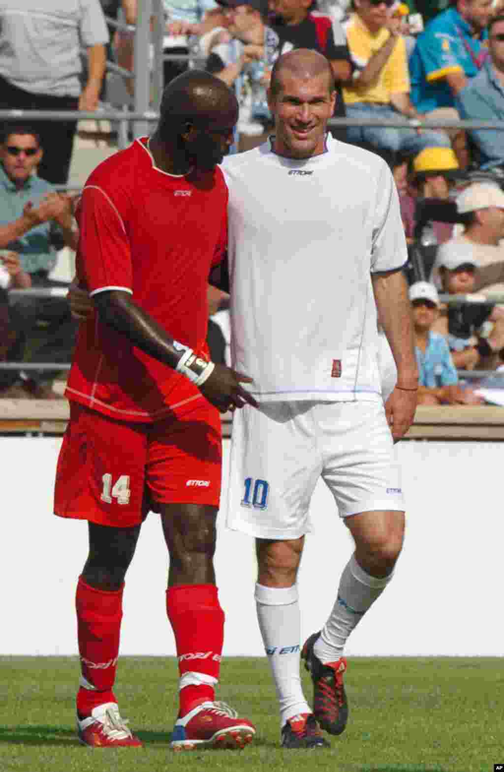 L&#39;ancien footballeur libérien George Weah , à gauche, et star française du football, Zinedine Zidane au cours du match de son jubilé joué à Marseille, au Sud de la France, samedi 11 juin 2005. Weah a annoncé sa candidat aux prochaines élections pour le Sénat après au Liberia.