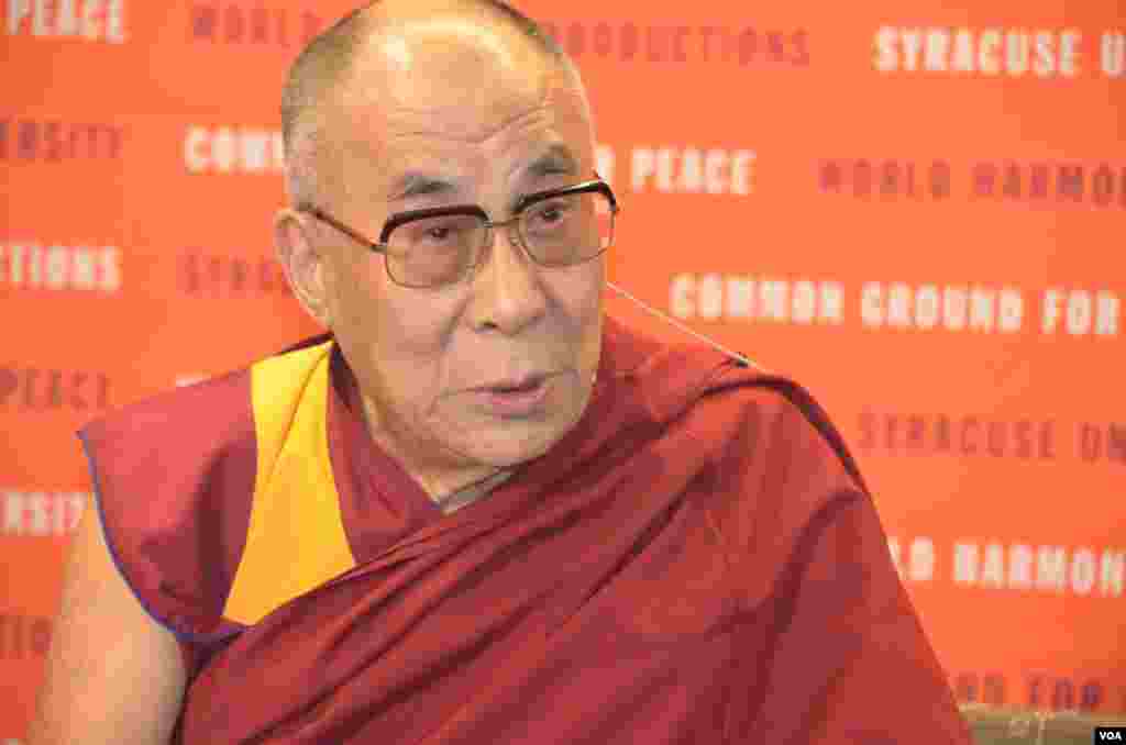 達賴喇嘛在紐約州錫拉丘茲大學(Syracuse University)參加&ldquo;和平的共同土壤&rdquo;討論會