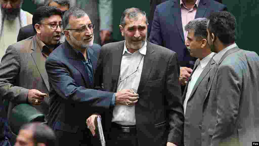 علی اصغر زارعی، نماینده مجلس شورای اسلامی و مخالف توافق اتمی پس از تصویب این توافق در مجلس ایران اشک می‌ریزد.