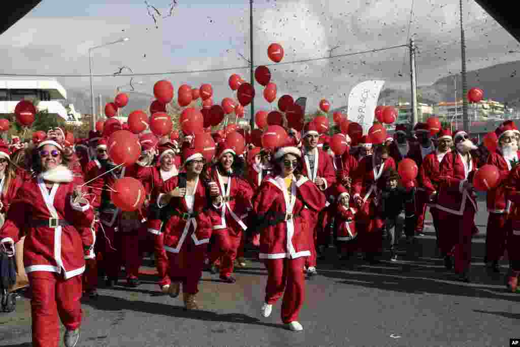 شرکت گروهی از مردم با لباس های بابانوئل در مراسم دویدن بابانوئل ها در جنوب آتن