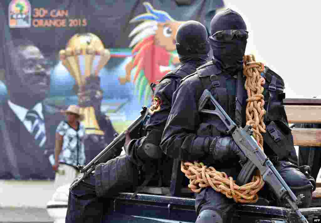 Cảnh sát hộ tống đội Bờ Biển Ngà đến một địa điểm luyện tập tại Malabo, Guinea Xích Đạo, trong giải bóng đá Cúp Các Nước châu Phi 2015. &nbsp;