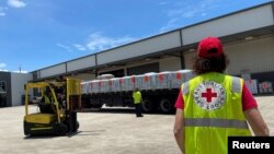 Petugas Palang Merah Australia di Brisbane, Queensland, tengah mempersiapkan bantuan untuk Tonga, 19 Januari 2022. (Carolyn Varley/Palang Merah Australia via REUTERS )