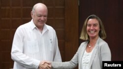 Federica Mogherini se reunió con el ministro cubano de Comercio Internacional e Inversión, Rodrigo Malmierca.