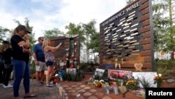 Personas miran el muro en recuerdo a las víctimas de la masacre en Las Vegas, a un año del suceso. Octubre 18 de 2018. Reuters/Steve Marcus.