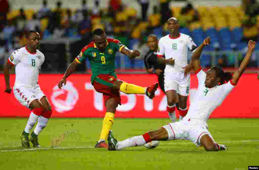 Cameroon&#39;s Jacques Zoua Daogari is tackled by Burkina Faso&#39;s Bakary Kone. REUTERS/Mike Hutchings - RTSVJST