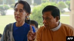 NLD ပါတီေခါင္းေဆာင္ ေဒၚေအာင္ဆန္းစုၾကည္ႏွင့္အတူေတြ႔ရသည့္ ေဒါက္တာေဇာ္ျမင့္ေမာင္။ (မတ္ ၁၊ ၂၀၁၆)