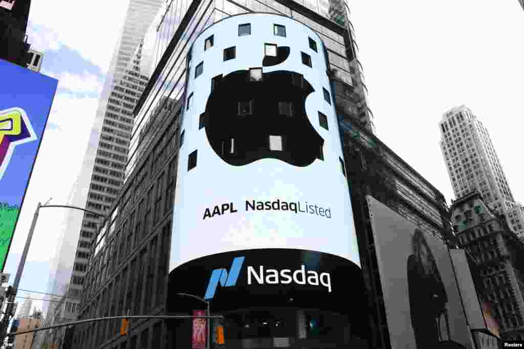 미국 뉴욕 나스닥 건물 전광판에 애플로고가 나오고 있다. 애플 시가총액이 주식시장에서 1조 달러를 돌파했다.