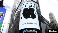 Layar elektronik menampilkan logo Apple Inc. di bagian luar Nasdaq Market Site, di New York, AS, 2 Agustus 2018.