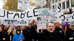 Manifestantes salen a las calles de París el sábado contra la violencia. 