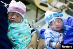 Dua bayi baru lahir di sebuah rumah sakit di Jakarta. (Foto: Reuters)
