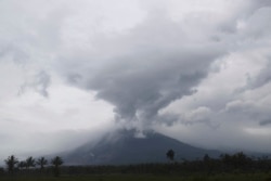 Gunung Semeru mengeluarkan abu vulkanik saat erupsi, terlihat dari Kabupaten Lumajang, Provinsi Jawa Timur, Senin, 6 Desember 2021.