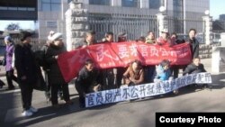 中国网民展示敏感横幅，测试当局反腐诚意 (博讯网)