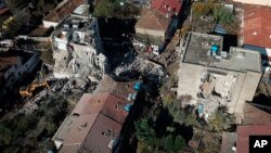 알바니아 수도 티라나에서 북서쪽으로 30km 떨어진 두메인(Thumane)에서 규모 6.4 규모의 지진이 발생한 후 구조작업이 진행되고 있다. 