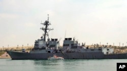 资料照片：2011年3月12日航行在苏伊士运河里的美国海军导弹驱逐舰梅森号。