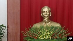 Laos' Prime Minister Thongsing Thammavong (L) and Vietnam's Communist Party General Secretary and National Assembly Chairman Nguyen Phu Trong (R) talk at the Party's headquarters in Hanoi, February 28, 2011