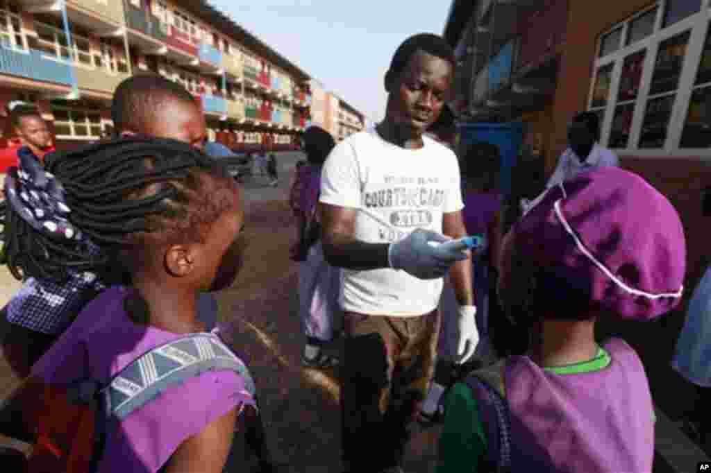 Лагос, Нігерія. Медик оглядає школярів. 
