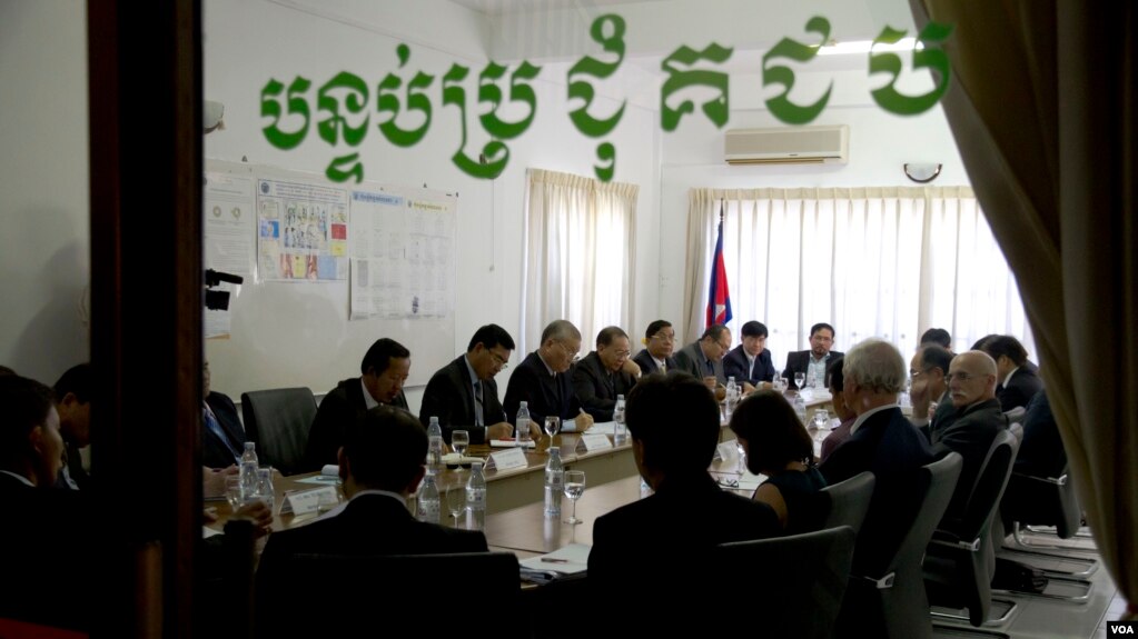 FILE: Cambodia's National Election Committee members meet with EU and Japan Ambassadors in Phnom Penh on Friday, April 24, 2015. (Neou Vannarin/VOA Khmer)