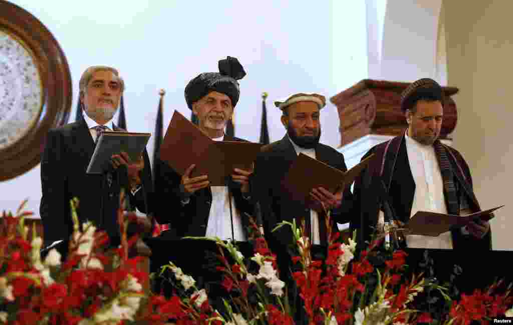 Newly-elected President Ashraf Ghani (2nd left) stands next to Afghanistan&#39;s Chief Executive Abdullah Abdullah (left) and his deputies as he takes the oath during his inauguration, in Kabul, Sept. 29, 2014. 