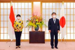 Menlu Jepang Toshimitsu Motegi (kanan) dan Menlu RI Retno Marsudi menjelang pertemuan Menlu Jepang dan Indonesia di Tokyo, Senin, 29 Maret 2021. (Foto: AP)