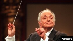 Nhạc trưởng Lorin Maazel chỉ huy dàn nhạc Vienna Philharmonic Orchestra trong buổi diễn tập cho buổi hòa nhạc hàng năm vào ngày đầu năm mới, 30/12/1998
