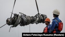 Tim spasilaca vadi turbinu motora aviona sa leta Lajon era JT610, nedaleko od severne obale Karavanga, Indonezija, 3. novembra 2018.