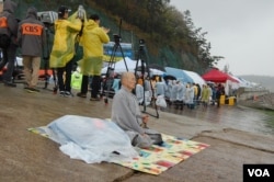 A Buddhist monk prays for the missing passengers who were on the South Korean ferry Sewol, Jindo April 18, 2014. (Sungmin Do/VOA)