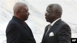 Le président du Mozambique Arnando Guebuza, à gauche, et l'ancien rebelle Afonso Dhlakamase serrent la main après un accord signé à Maputo, Mozambique, le 5 septembre 2014.