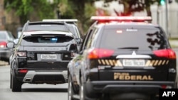 Un convoi transportant Luiz Inacio Lula Da Silva, quitte la cour fédérale de Curitiba, au Brésil, le 14 novembre 2018.