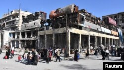 8일 시리아 알레포 지역 주민들이 소지품을 들고 정부 통제 지역으로 이동하고 있다.