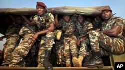 Soldats camerounais prêts à être déployé le 3 janvier 2013.