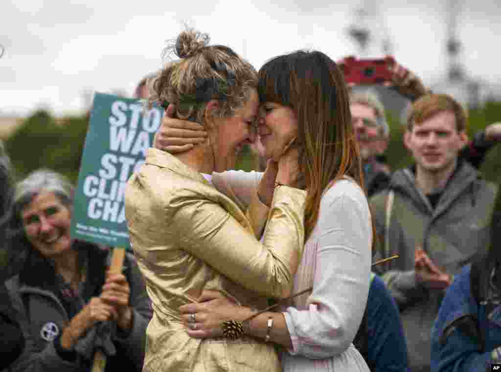 در حاشیه اعتراضات به بی توجهی دولت ها به تغییرات آب و هوایی این دو زن جوان، فرصت را مناسب دیدند تا ازدواج خود را جشن بگیرند.&nbsp;