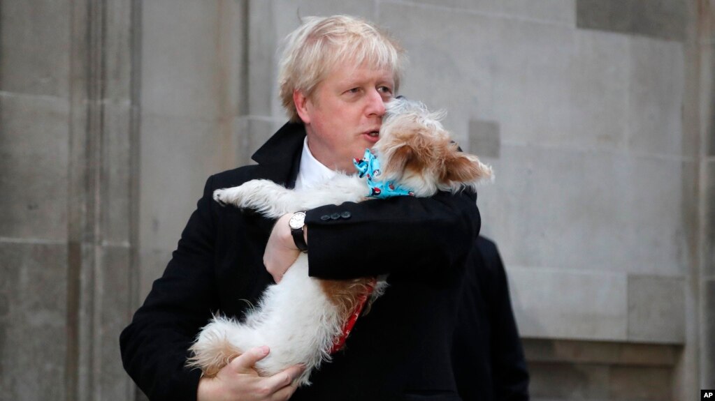 Lãnh đạo đảng Bảo Thủ, Boris Johnson, ôm chú chó cưng của mình rời phòng phiếu hôm 12 tháng 12, 2019.