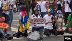 En las principales avenidas los venezolanos se sentaron con el fin de impedir el paso de vehículos y continuar con las protestas contra el gobierno de Nicolás Maduro. Foto: Álvaro Algarra/VOA.