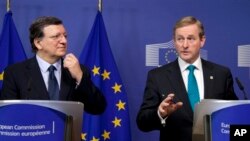 27일 벨기에 브뤼셀 EU본부에서 호세 마뉴엘 바로소 EU 집행위원장(왼쪽)과 엔다 케니 아일랜드 총리가 기자회견을 갖고 있다. 유럽연합 재무장관들은 회의 끝에 역내 부실은행 처리방안에 합의했다.