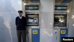Грецький пенсіонер перед банкоматом 