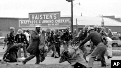 Foto dokumentasi 7 Maret 1965 ini menggambarkan tentara negara bagian menyerang para pengunjuk rasa di Selma, Alabama (Foto: dok). Presiden Obama akan menandai peringatan peristiwa ini dengan memberikan pidato di jembatan "Edmund Pettus".