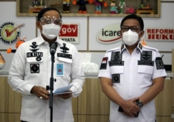 Kepala Kantor Wilayah DKI Jakarta, Ibnu Chuldun (kiri) bersama dengan Kepala Divisi Imigrasi Kanwil Kemenhumkam DKI Jakarta Safar Muhammad Godam (kanan) memberikan pernyataan kepada pers mengenai insiden yang terjadi antara petugas Imigrasi Jakarta Selata