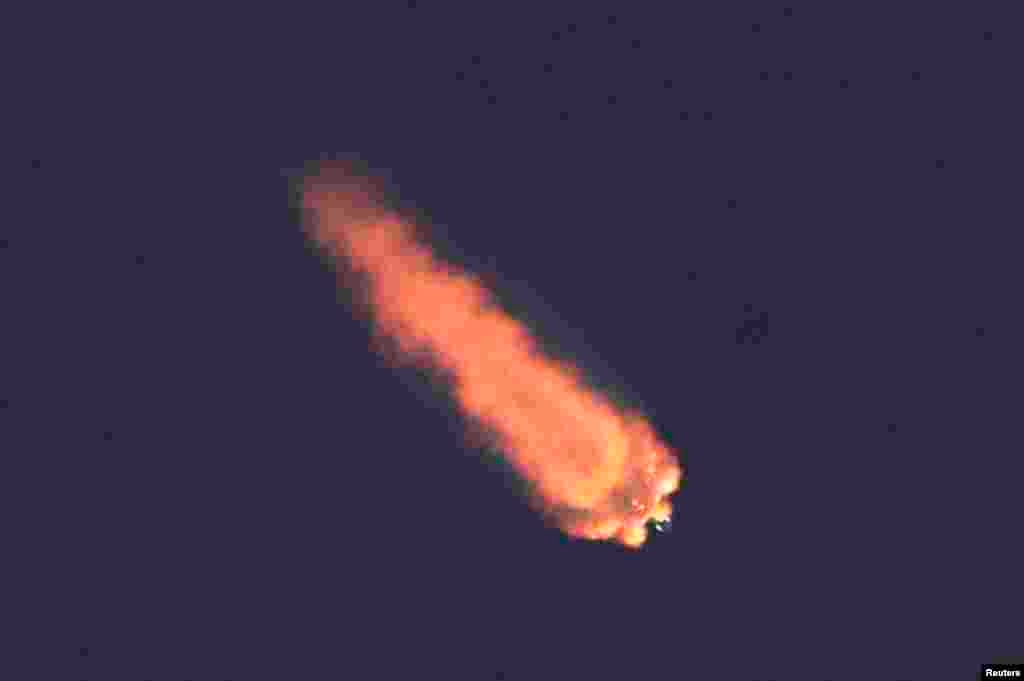 Roket&nbsp;Falcon 9 yang dibuat oleh perusahaan SpaceX membawa satelit observasi cuaca, diluncurkan dari Cape Canaveral, Florida.