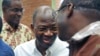 L'ex-ministre des Affaires étrangères du Burkina Faso, Djibrill Basolé (g), et l’ancien chef de la sécurité présidentielle (RSP), général putschiste Gilbert Diendéré (c), à l'ouverture du procès sur le putsch manqué, à la Haute Cour de Justice de Ouagadougou le 27 avril 2017.