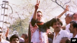 Benazir Bhutto, leader of the Pakistan People's Party, arrives in Lahore on April 10, 1986.