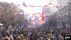 Građani Kosova na ulicama Prištine tokom obeležavanja godišnjice nezavisnosti