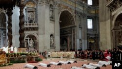在梵蒂冈圣彼得大教堂举行的一个仪式上，十位新神父卧在地上，接受教宗方济各授予圣职。（2017年5月7日）
