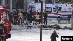 Les secours arrivent sur la scène de l'explosion, le 12 janvier 2016 à Istanbul. (REUTERS/Kemal Aslan)